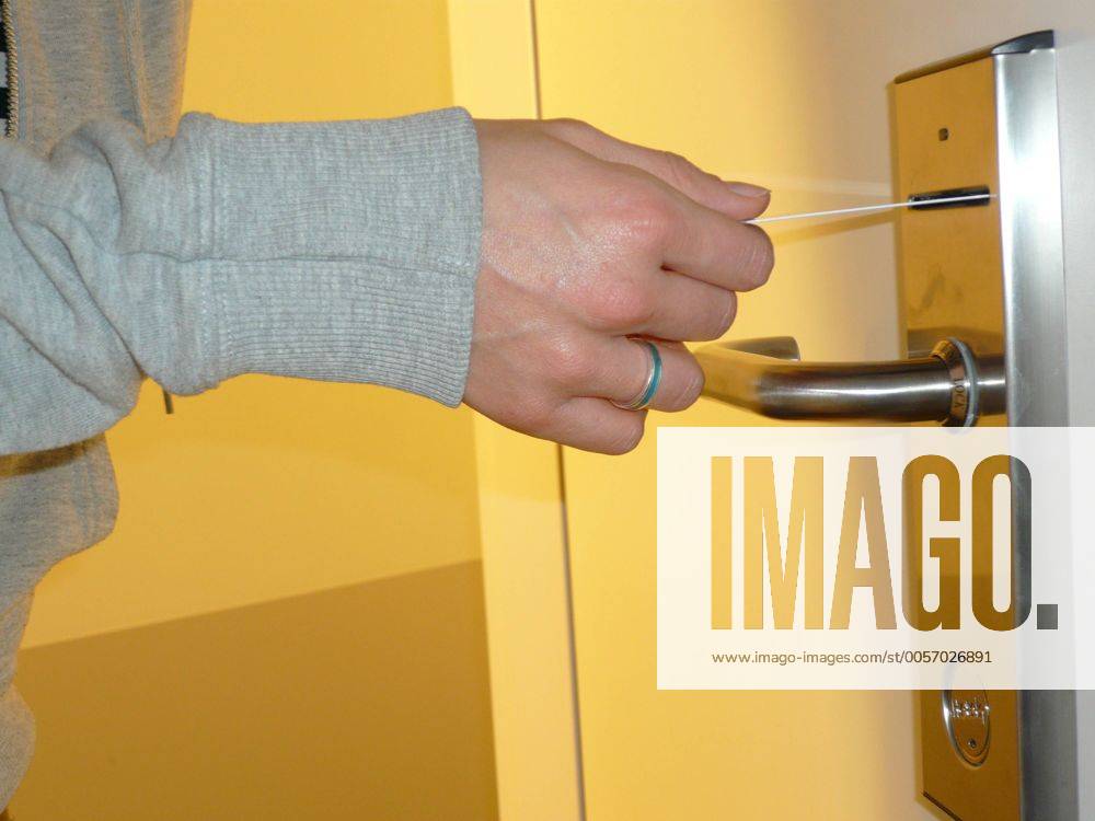 Feature Symbol: Hotel 10 08 pp Belgien Antwerpen Hotel Flur Hotel-Flur Gang Zimmer Hotelzimmer Tür Türen Klinke Türklinke Schloss Türschloss Karte Zimmerkarte Zimmer-Karte elektronisch elektronische Kartensystem Karten-System Sicherheit verschlossen verschließen geschlossen schließen abschließen aufschließen öffnen doorlock lock hotel Korridor belgium antwerp quer