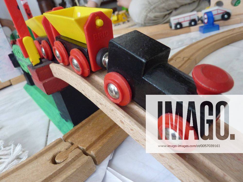 Feature Symbol: Brio-Holzbahn 03 10 pp Spielzeug Spielwaren Kinderspielzeug Holzspielzeug Holz schwedisch Schweden Holzeisenbahn Bahn Eisenbahn Kinderzimmer spielen Freizeit Zug Lok Lokomotive Waggons Wagen Schienen Schienenstrang Brücke Eisenbahnbrücke swedish toy wood train quer
