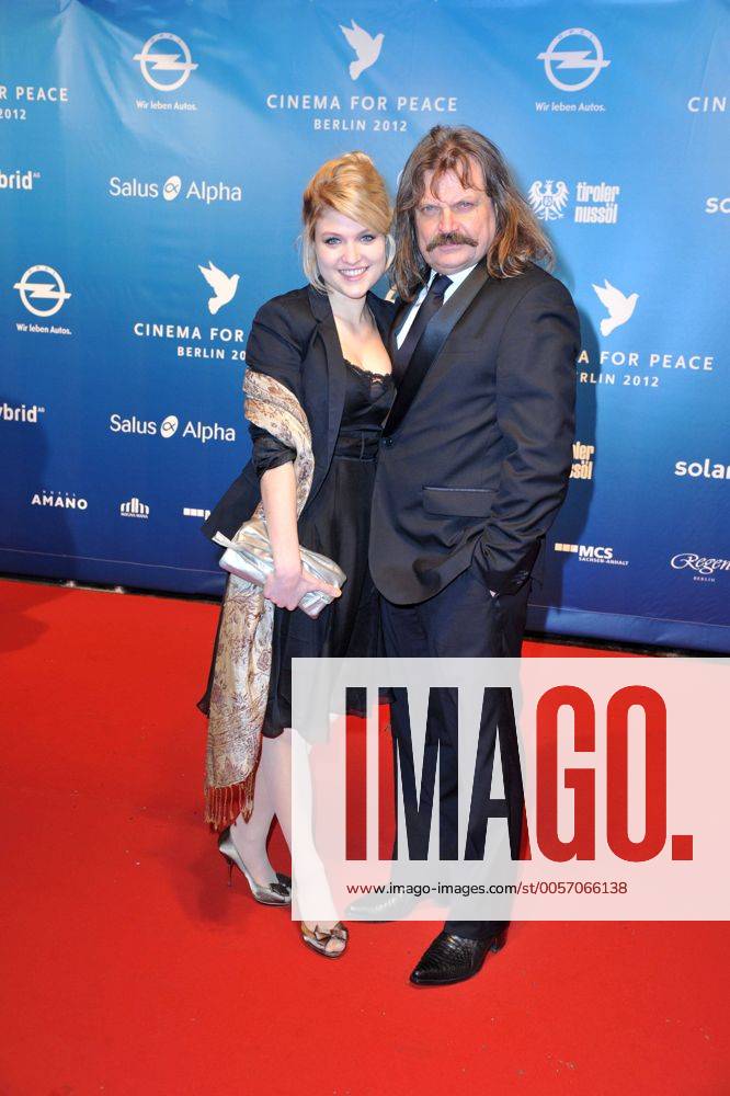 Leslie Mandoki mit seiner Tochter Lara bei der Cinema for Peace Gala am 13.02.2012 in Berlin Cinema for Peace Gala 2012, Berlin