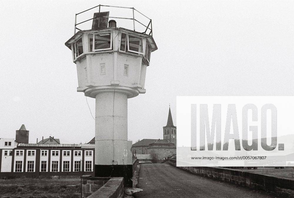 Ehemalige innerdeutsche Grenze, Brückengrenzposten, in Vacha, Thüringen, aufgenommen am 23.3.1991. Grenze, innerdeutsche Grenze, DDR, BRD, Grenzposten, Brücke, Grenzturm, Grenzabschnitt, Vacha, Thüringen, ehemaliger Bezirk Suhl 19910323VachaGrenze03
