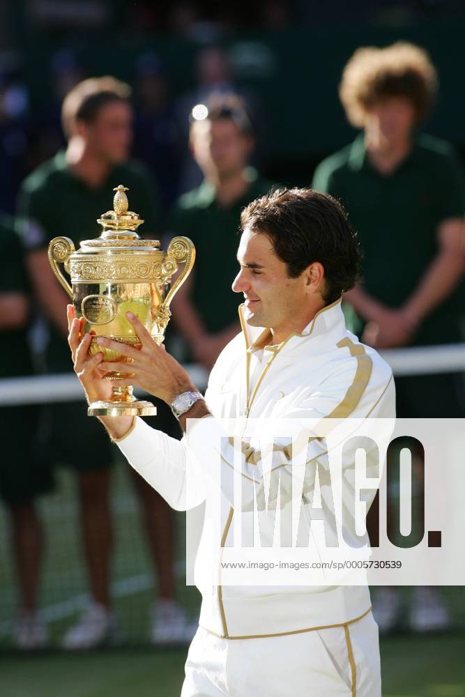 Roger Federer SUI. Wimbledonsieger 2009 05.07.2009 o0 Siegerehrung Objekte Pokal Freude