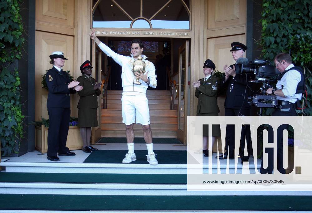 Roger Federer (SUI) celebrates his Wimbledon final win by showing off the trophy to the fans gathered outside. Wimbledon Tennis Day 13. London. 05.07.09 o0 Sieg Objekte Trophäe Pokal Freude Kamera Kameramann