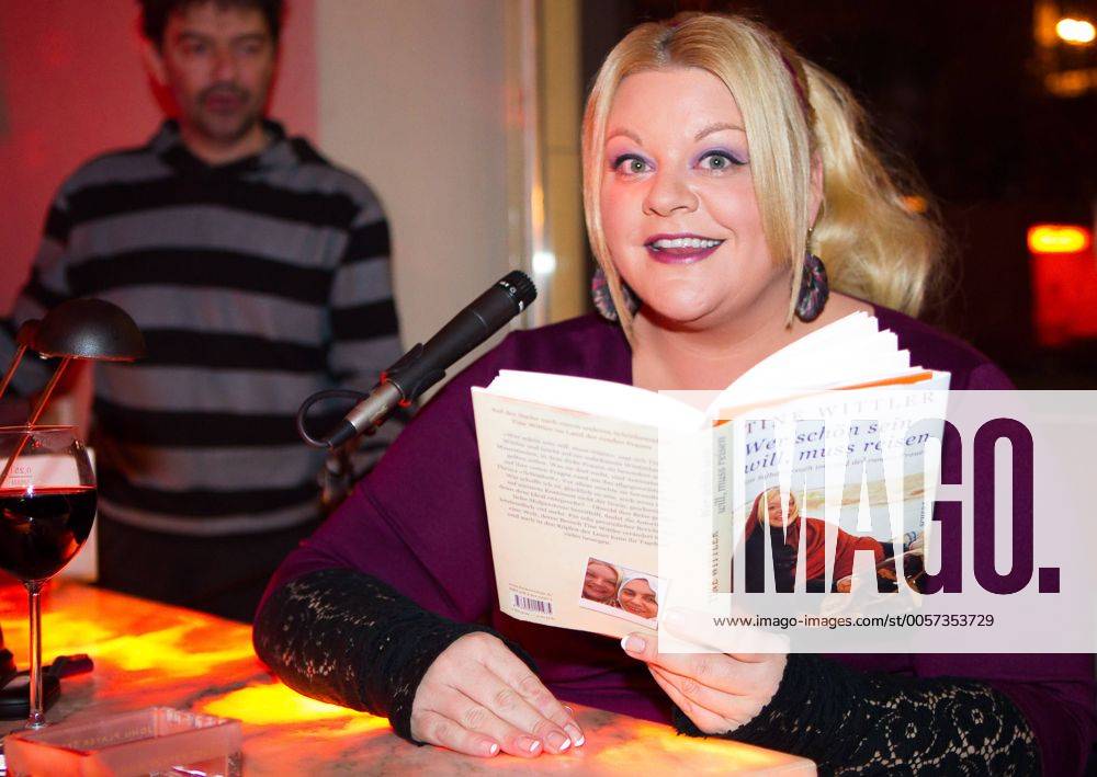 HAMBURG 24.02.2012 Buchautorin Tine Wittler liest aus ihrem neuen Buch . Die TV-Moderatorin und Buchautorin Tine Wittler feiert eine Releaseparty zu ihrem neuen Buch Wer schön sein will, muss reisen in der Hamburger Bar Parallelwelt am 24.02.2012 in Hamburg, Germany. Hamburg Fototermin Tine Wittler Buch Freund Neu Party Releaseparty Unterhaltung Promi Prominent Wer schön sein will muss reisen Parallelwelt Mann Moderatorin Buchautorin Buchvorstellung