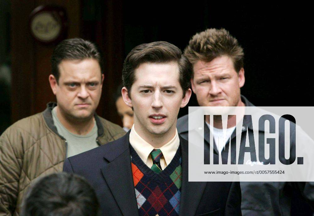 Feb. 4, 2001 - New York, New York, U.S. - STARS OF ABC TV S UPCOMING FALL SERIES KNIGHTS OF PROSPERITY SHOOT AN EPISODE ON THE UPPER WEST SIDE.COLUMBUS AVENUE 08-18-2006. 2006.LENNY VENITO, JOSH GRISETTI AND DONAL LOGUE.K49327RM New York U.S. - ZUMAmk1