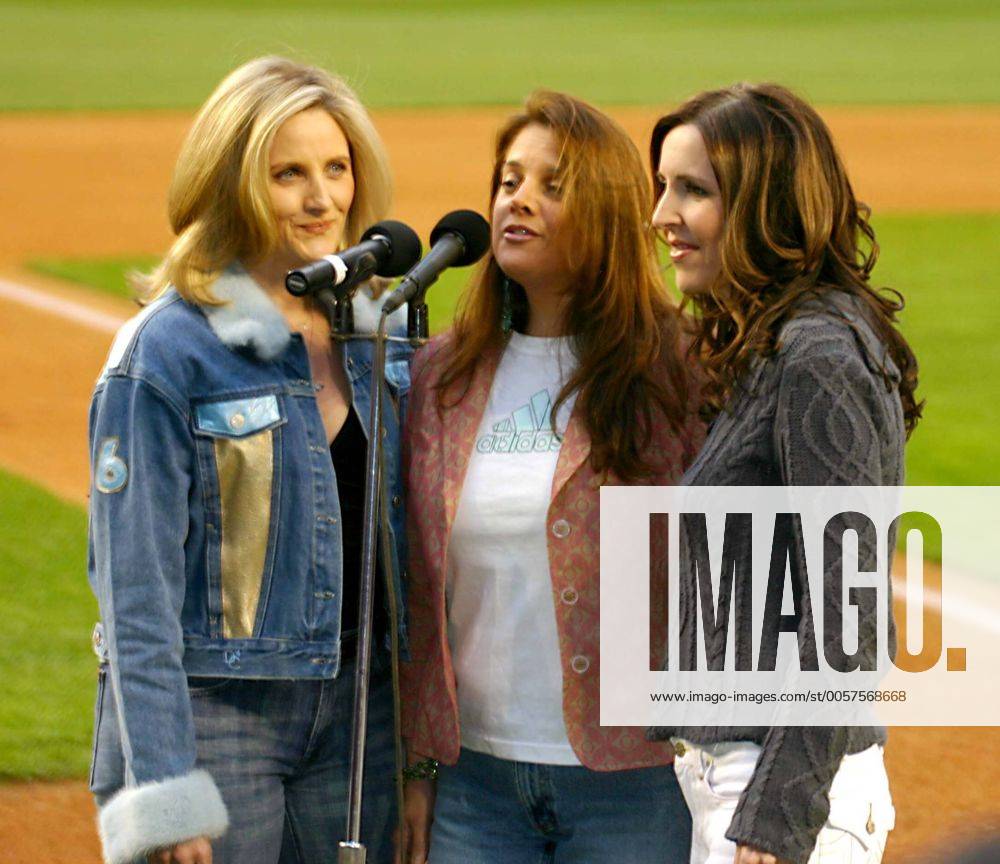 New York, New York, U.S. - K43042WR.MSNBC S ALEX WITT JOINS THE MUSIC GROUP MRS. ROBINSON SINGING THE NATIONAL ANTHEM AT THE METS VS PHILLIES GAME AT SHEA STADIUM IN QUEENS, NEW YORK New York.5-4-2005. WILLIAM REGAN- 2005. New York U.S. - ZUMAw86