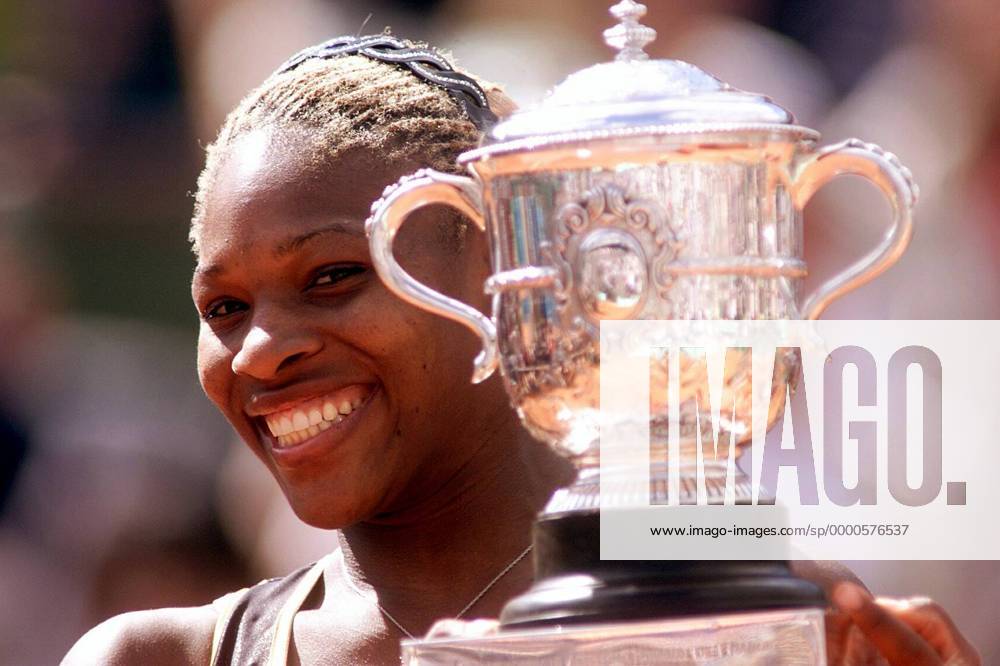 Siegerin Serena Williams (USA) mit ihrer Trophäe Tennis Damen French Open 2002, WTA-Tour, Grand Slam, Sand, Sandplatz, Sandplatztennis, Sandplatzturnier, Finale Einzelbild Roland Garros Paris Glück Freude,