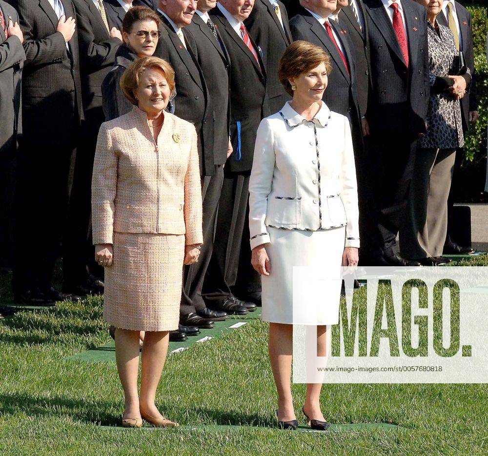 Washington, District of Columbia, U.S. - President Bush welcomes Prime Minister Howard of Australia to the White House for an offical state arrival ceremony. The two first ladies listen..I10765CB. - - 5-16-2006 Washington U.S. - ZUMAbw2