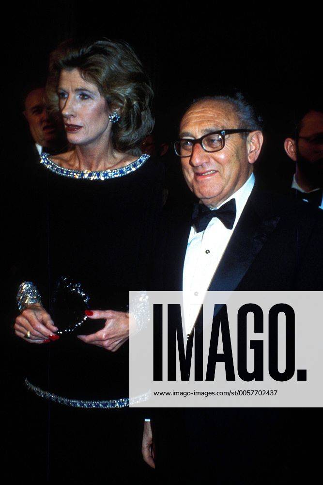 Nov. 8, 2006 - New York, New York, U.S. - HENRY KISSINGER AND WIFE NANCY KISSINGER. PAUL SCHMULUBACH- New York U.S. - ZUMAsb3