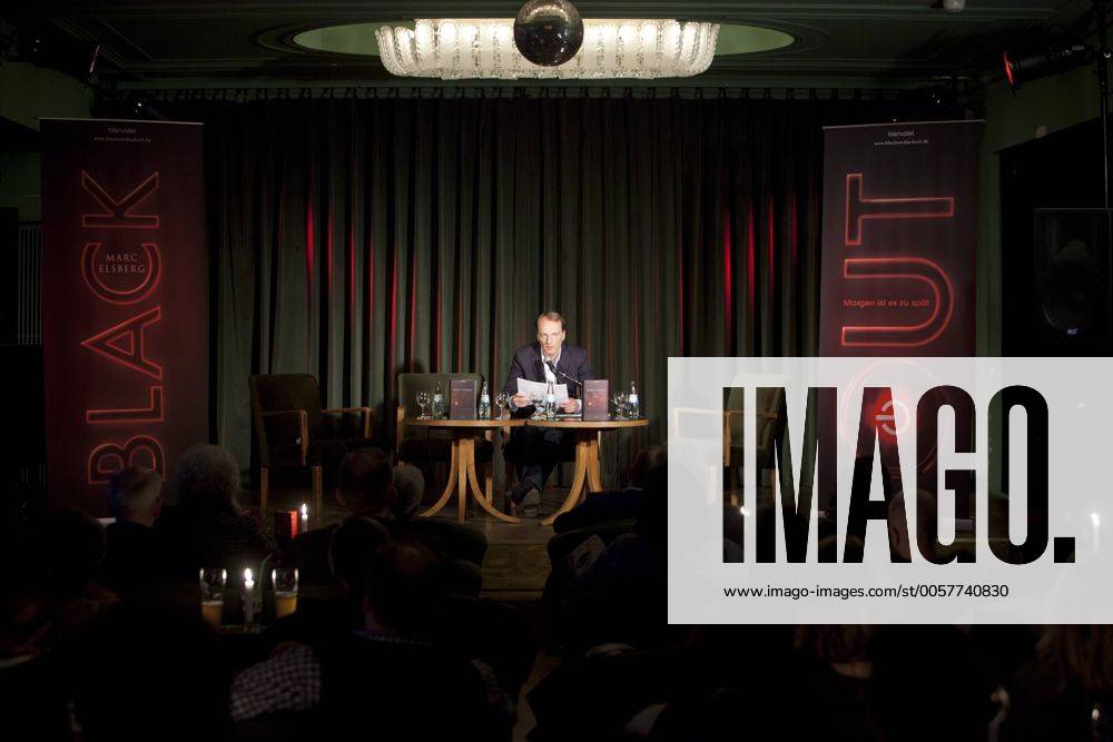 Der österreichische Autor Marc Elsberg liest aus seinem Roman BLACKOUT - Morgen ist es zu spät im Grünen Salon der Volksbühne am Rosa-Luxemburg-Platz in Berlin, Feuilleton, Kultur, Literatur, Lesung, Personen, Europa, Deutschland, Berlin,
