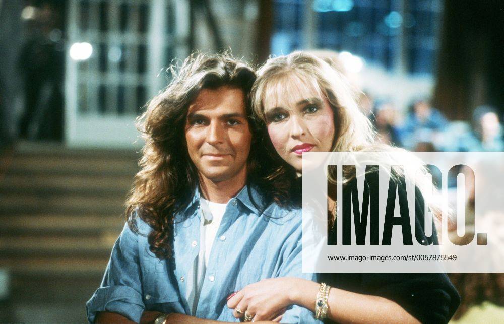Thomas Anders mit Ehefrau Nora 09 86 ru Musik Pop Gesang leger sitzend Publikum Studio halb quer angelehnt umarmend neutral langhaarig