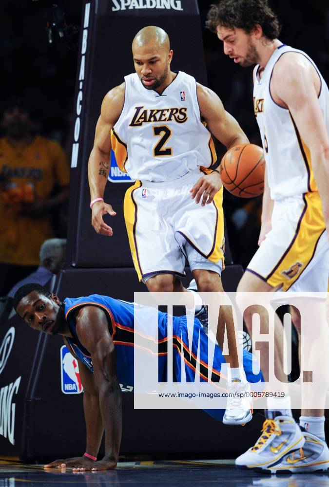 -- Los Angeles Lakers Derek Fisher (C) gestures during the NBA Western Conference playoff series against Oklahoma City Thunder in Los Angeles, the United States, April 18, 2010. Los Angeles Lakers won the game 87-79. --- o0 Play Off