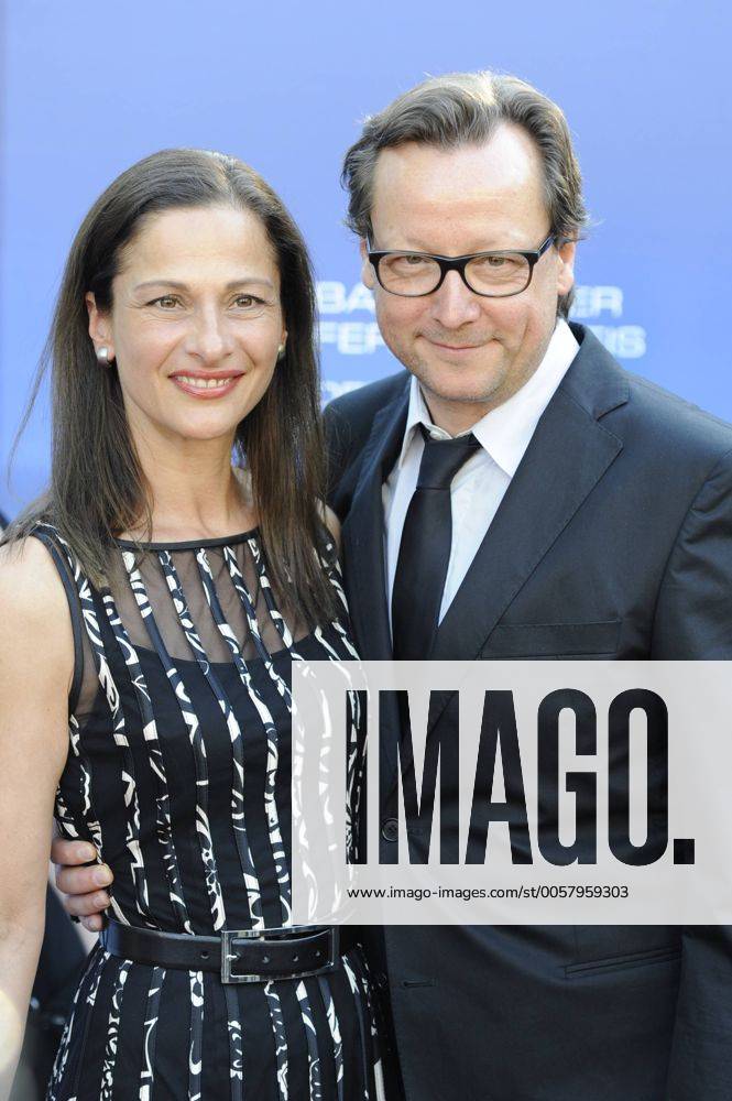Matthias BRANDT (Schauspieler) mit Ehefrau Sofia. , Bayerischer Fernsehpreis 2012, Roter Teppich, Red Carpet.04.05.2012.