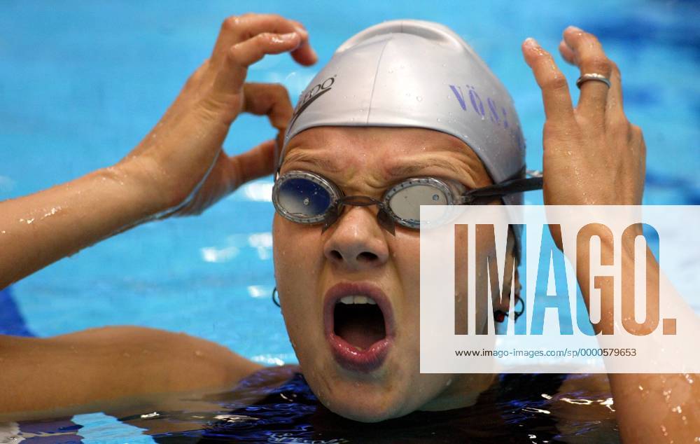 Franziska van Almsick (Deutschland) nimmt Korrekturen an ihrer Schwimmbrille vor Schwimmen EM Damen Europameisterschaft 2002, Schwimmsport, 200m, 200 m, Meter, Freistil, Einzelbild Schwimm- und Sprunghalle Landsberger Allee Berlin