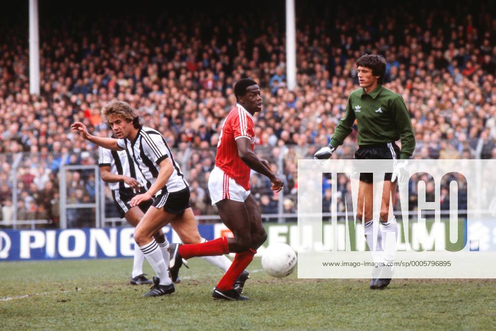 Justin Fashanu (Forest, C), Raddy Avramovic (County goalkeeper), David Hunt (County, left) - Notts County vs. Nottingham Forest 12 04 1982