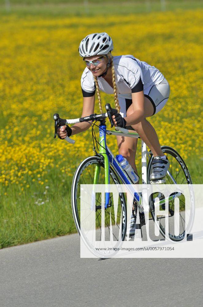 Junge Frau fährt Rennrad, Oberbayern, Bayern, Deutschland, Europa iblnex02196546