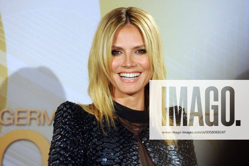 Germany s Next Topmodel . Topmodel Heidi Klum ( GER ) anläßlich einer Pressekonferenz mit den 4 Finalistinnen der aktuellen Staffel der TV-Casting Show Germany s Next Topmodel am 04.06.2012 in der Lanxess-Arena Köln.