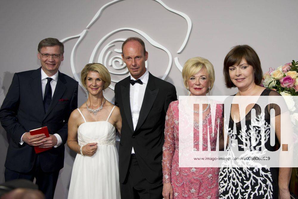 Von links Moderator Günther JAUCH, Moderator, Brigitte MOHN, Vorstandsvorsitzende der Stiftung Deutsche Schlaganfall-Hilfe, Dr. Thomas RABE, Vorstandsvorsitzender der Bertelsmann AG, Liz MOHN, Thea SIHLER-JAUCH, Roter Teppich, Red Carpet Show, Rosenball zugunsten der Stiftung Deutsche Schlaganfall-Hilfe, Festveranstaltung in Berlin,