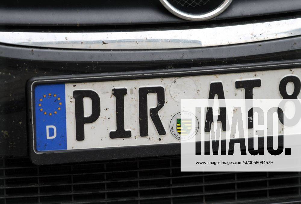 Autokennzeichen Pirna mit Schriftzug Pirat an einem Auto