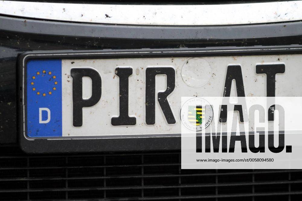 Autokennzeichen Pirna mit Schriftzug Pirat an einem Auto