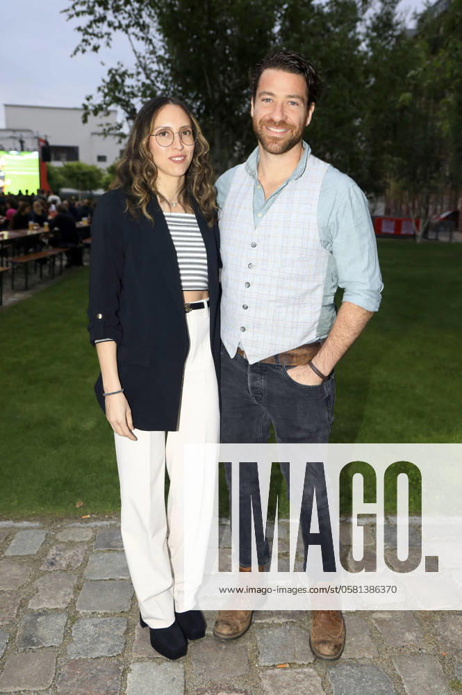 Patrick Fernandez mit Ehefrau Melissa bei der Ankunft zum Bild EM Kick Off Event zum EM-Eröffnungsspiel Deutschland vs. Schottland im BILD-EM-Garten by Telegraphenamt. Berlin