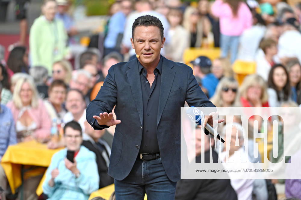 ARD - Immer wieder Sonntags. Moderator Stefan Mross während der ARD - Unterhaltungsshow Immer wieder Sonntags am 16.06.2024 im Europapark Rust. 20240616MWI144081