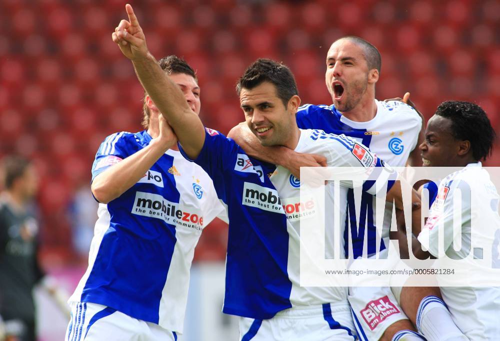 Fussball Super League Grasshopper Club Zürich - FC Basel 4:0 Torjubel vl. Steven Zuber , Boris Smiljanic , Ricardo Cabanas und Toko Nzuzi Bundebele (alle Grasshopper Club Zürich) o0 Jubel Freude