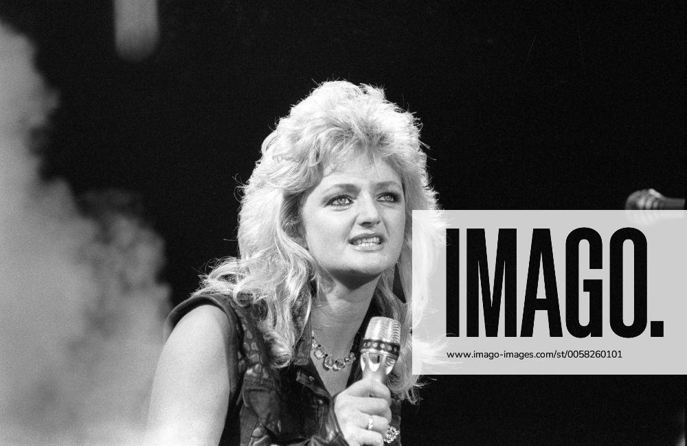 Bonnie Tyler (Sängerin) 06 84 stroe Bonnie Tyler am 21. Juni 1984 in der Hitsommernacht Wales walisisch walisische Waliserin Großbritannien Britin Musik Musikerin Gesang Rock Pop Rockmusik Rocksängerin TV Fernsehen welsh female singer quer halb Portrait neutral singend stehend Bühne live Auftritt Mikrofon sw
