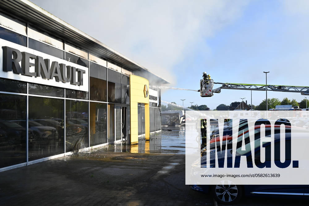 Milionenschaden in Wiesmoor Seit den frühen Morgenstunden des 18 Juni 2024 brennt ein Autohaus in Wiesmoor. Die Löscharbeiten dauern noch an. Einwohner wurden per Katwarn informiert Türen und Fenster geschlossen zu halten. Wiesmoor Niedersachsen Deutschland