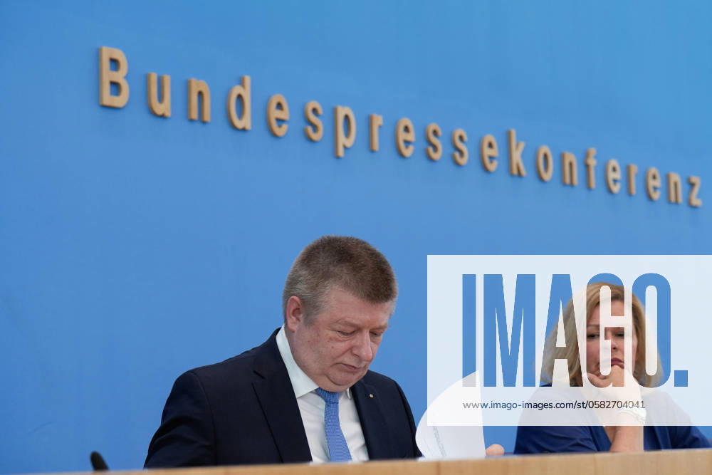 Vorstellung des Verfassungsschutzberichts 2023 Pressekonferenz Vorstellung des Verfassungsschutzberichts 2023 mit Bundesministerin des Innern und für Heimat Nancy Faeser und Thomas Haldenwang, Präsident des Bundesamtes für Verfassungsschutz (BfV) in der BPK Berlin Berlin GER