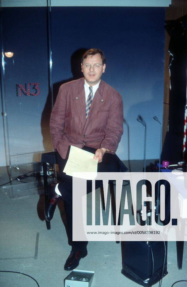 Michael Quiatkowski 06 91 ue Mann Moderation Journalismus NDR Brille dunkelhaarig seriös Sakko hoch ganz sitzend Stuhl Studio Logo N3 Zettel lächelnd