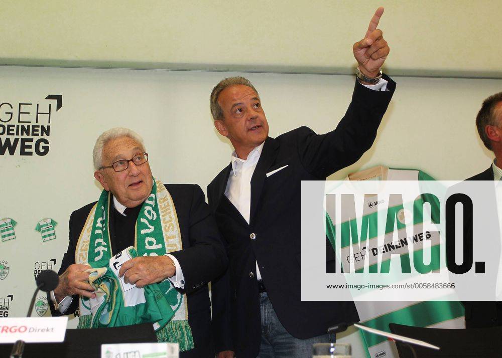 Fussball --- Saison 2012 2013 --- 1. Fussball - Bundesliga --- 03. Spieltag: SpVgg Greuther Fürth Fuerth - FC Schalke 04 --- Foto: Sport- Pressefoto Wolfgang Zink JüRa --- Dr. Henry Kissinger (ehem. Außenminister USA Ehrenbürger Stadt Fürth Ehrenmitglied SpVgg Greuther Fürth) ) und Peter M. Endres (Vorstandsvorsitzender ERGO Direkt Versicherungen ) v.l.n.r. SpVgg Greuther Fürth - FC Schalke 04