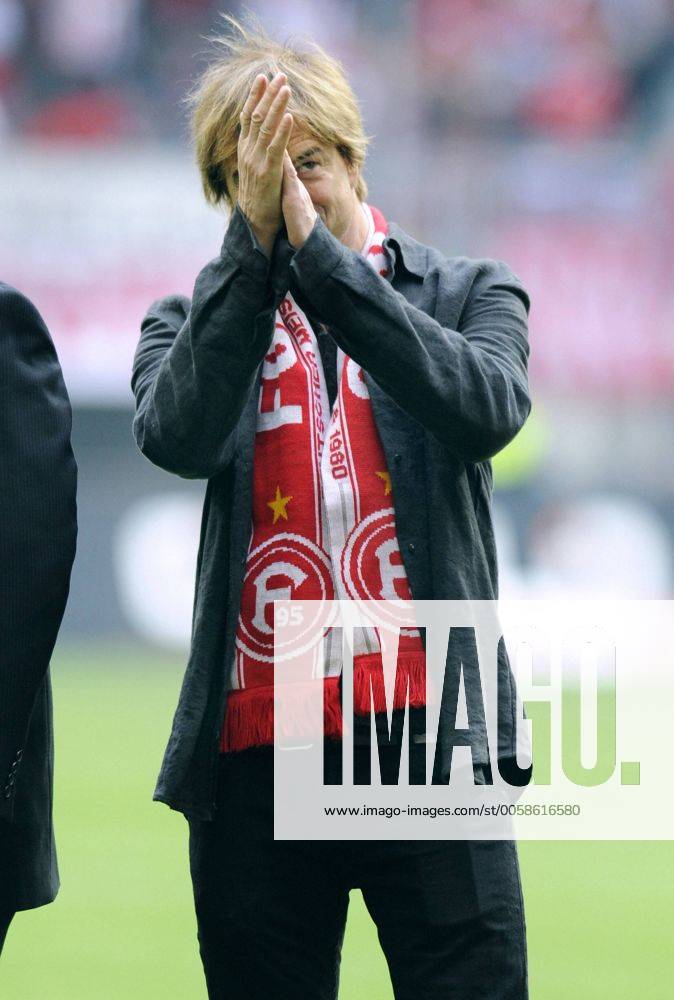 Fussball-Bundesliga, Deutschland, Herren, Saison 2012 2013, 8. Spieltag, ESPRIT-Arena Düsseldorf: Fortuna Düsseldorf (rot) - FC Bayern München (weiss) 0:5; Sänger Campino von den Toten Hosen mit Fortuna Fanschal.