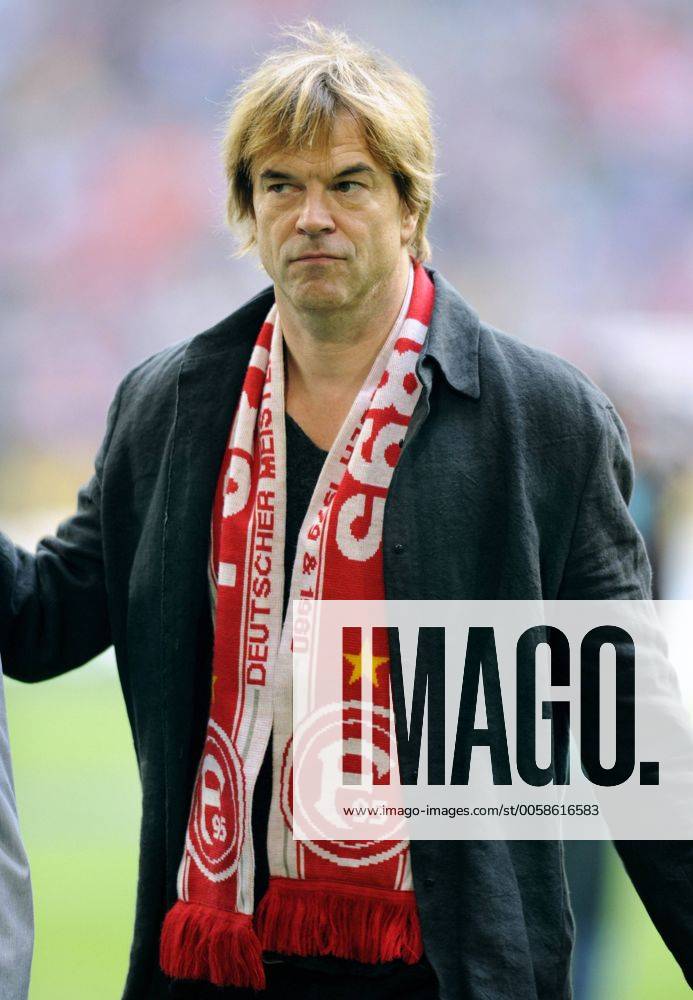 Fussball-Bundesliga, Deutschland, Herren, Saison 2012 2013, 8. Spieltag, ESPRIT-Arena Düsseldorf: Fortuna Düsseldorf (rot) - FC Bayern München (weiss) 0:5; Sänger Campino von den Toten Hosen mit Fortuna Fanschal.