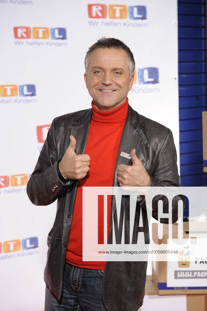 Der Entertainer Jörg KNÖR posiert am 22.11.2012 in Hürth bei Köln beim 17. RTL Spendenmarathon 2012 – Die prominenten Paten sammeln Spenden für Hilfsprojekte Wir helfen Kindern .