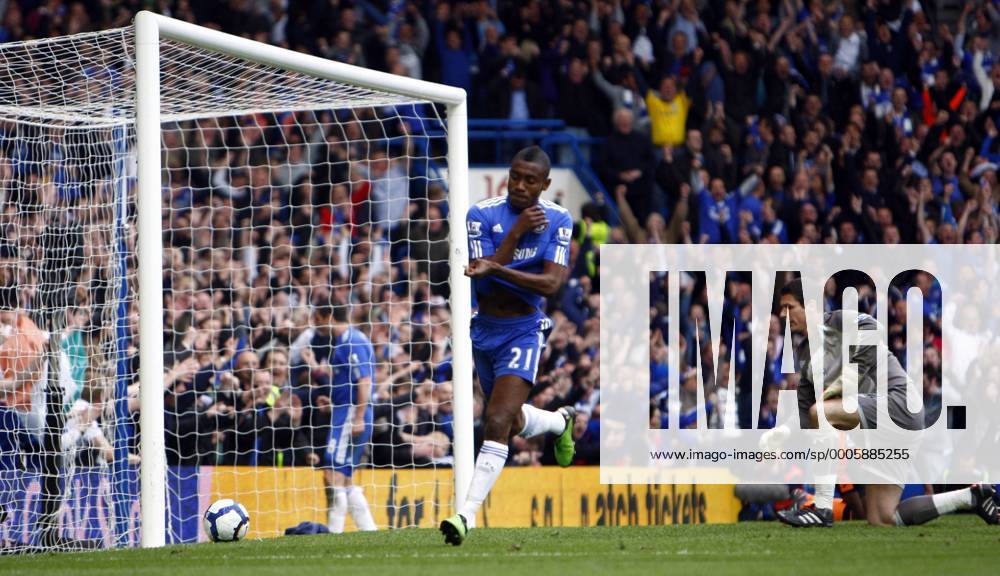 Football - Premier League - Chelsea FC London vs. Wigan Athletic: Chelsea s Salomon Kalou celebrates Chelsea 3rd Goal at Stamford Bridge o0 Jubel Freude Tor