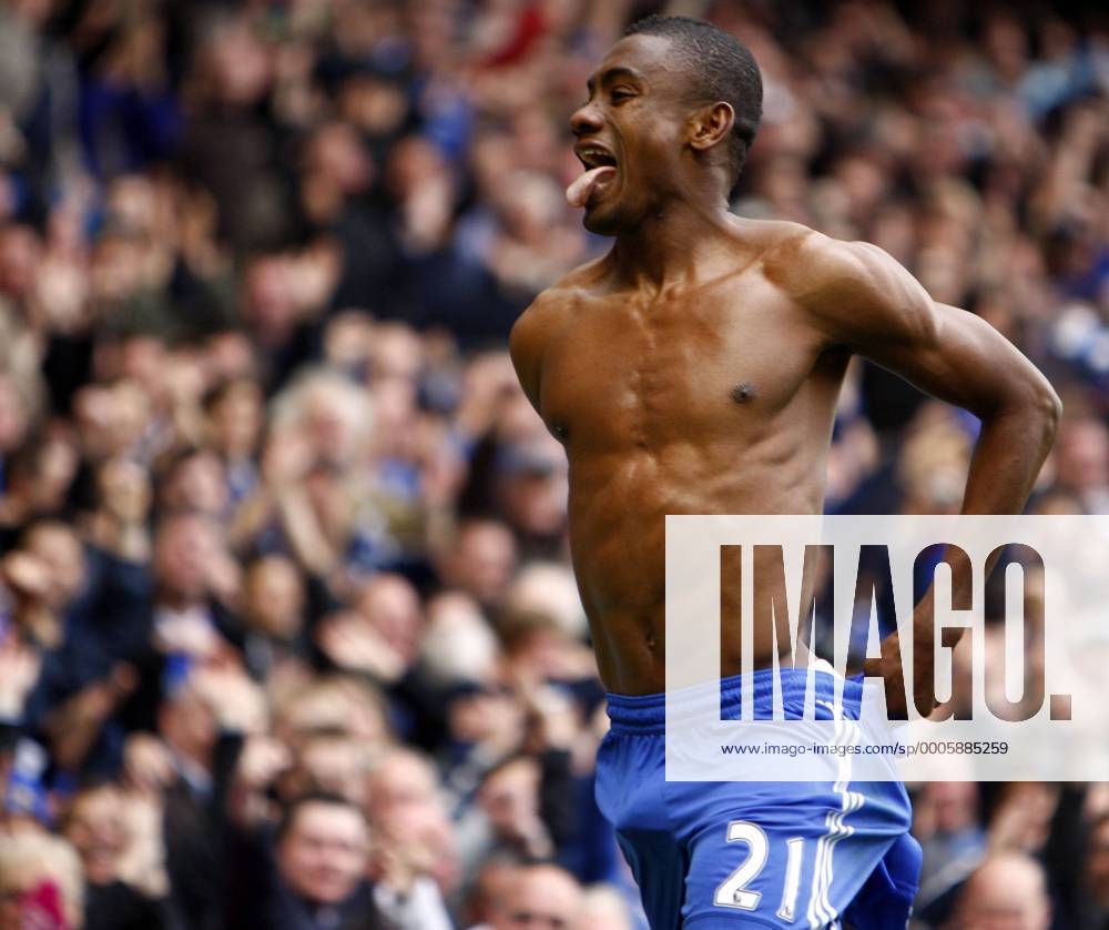 Football - Premier League - Chelsea FC London vs. Wigan Athletic: Chelsea s Salomon Kalou celebrates Chelsea 3rd Goal at Stamford Bridge o0 Jubel Freude nackt