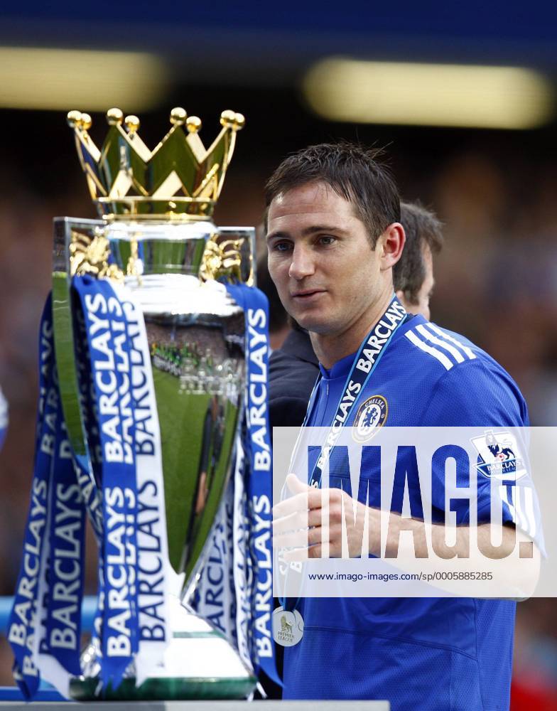 Football - Premier League - Chelsea FC London vs. Wigan Athletic: Chelsea s Frank Lampard with Trophy at Stamford Bridge o0 Jubel Freude Pokal Trophäe Objekt o00 Einzelbild