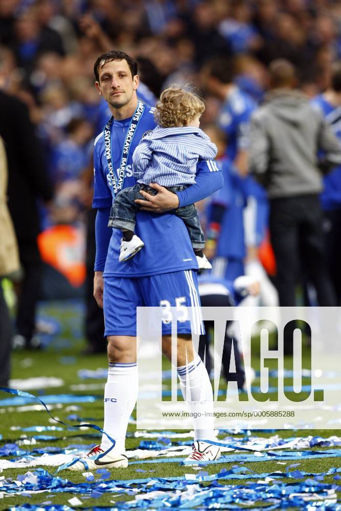 Football - Premier League - Chelsea FC London vs. Wigan Athletic: Chelsea s Juliano Belletti with his son at Stamford Bridge o0 Jubel Freude Familie Sohn privat