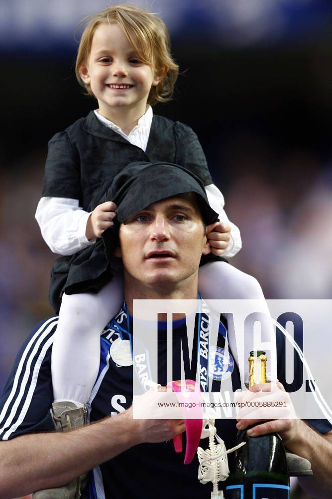 Football - Premier League - Chelsea FC London vs. Wigan Athletic: Chelsea s Frank Lampard with his Daughter Isla at Stamford Bridge o0 Jubel Freude Familie Kind privat