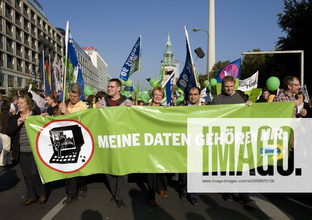 Demonstration Datenschutz, Berlin DEU, Deutschland, Berlin, 11.10.2008 Demonstration zum Datenschutz und gegen staatliche Ueberwachung unter dem Motto Freiheit statt Angst - Stoppt den Ueberwachungswahn in Berlin. Demonstranten der Partei Buendnis 90 Die Gruenen mit Transparent. Protestaktion, Demonstation, Demo, Kundgebung, Deutschland, HF Hochformat, datensicherheit, Kontrolle, kontrollieren, Mensch, Menschen, staat, staatlich, staatliche, staatlicher, staatliches, symbol, symbolik, Ueberwachung, ueberwachungsstaat, Datenmissbrauch, Datensicherung, Datenspeicherung, Informationsflut, Glaeserner Mensch, Datenmissbrauch, Datensammlung, Datenschutz, Demokratie, Gesellschaft, Grundrecht, Grundrechte, Kontrolle, Politik, polizeistaat, Protest, Rechtsstaat, Sicherheit, Ueberwachungsstaat, Vorratsdatenspeicherung, Privatsphaere, Vorratsdatenspeicherung, Daten, Privat. Demonstration against G