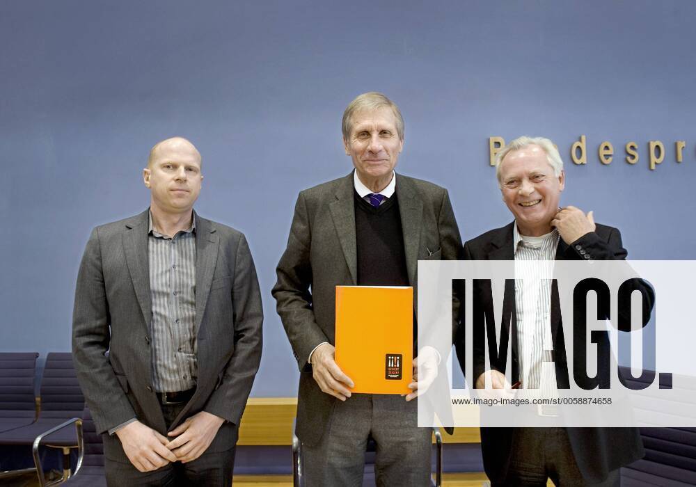 Wickert, Heye, Wanke - Gesicht Zeigen - Rechtsextremismus in Deutschland DEU, Deutschland, Germany, Berlin, 08.03.2010 Joerg Wanke, Initiative Zossen zeigt Gesicht, Ulrich Wickert, prominenter Unterstuetzer von Gesicht Zeigen, und Uwe-Karsten Heye, Vorstandsvorsitzender von Gesicht Zeigen (v.l.n.r.). Bundespressekonferenz zum Thema Rechtsextremismus in Deutschland, Entwicklung und Gegenstrategien, Bilanz der Jahre 2000 bis 2010. Deutsche Politik, Europa, QF Querformat, Persoenlichkeit. Joerg Wanke, Zossen zeigt Gesicht, Ulrich Wickert, supporter of the initiative Gesicht Zeigen, and Uwe-Karsten Heye, head of the initiative Gesicht Zeigen (f.l.t r.). Politics, Germany, Europe, Politician.