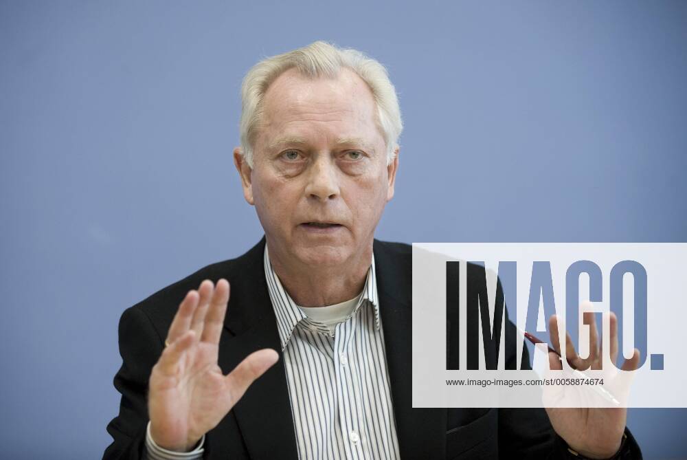 Uwe-Karsten Heye, Gesicht Zeigen - Rechtsextremismus in Deutschland DEU, Deutschland, Germany, Berlin, 08.03.2010 Uwe-Karsten Heye, Vorstandsvorsitzender der Initiative von Gesicht Zeigen. Bundespressekonferenz zum Thema Rechtsextremismus in Deutschland, Entwicklung und Gegenstrategien, Bilanz der Jahre 2000 bis 2010. Deutsche Politik, Europa, QF Querformat, Persoenlichkeit, Portrait Portraet. Geste Gestik Uwe-Karsten Heye, head of the initiative Gesicht Zeigen. Politics, Germany, Europe, Politician, Portrait.