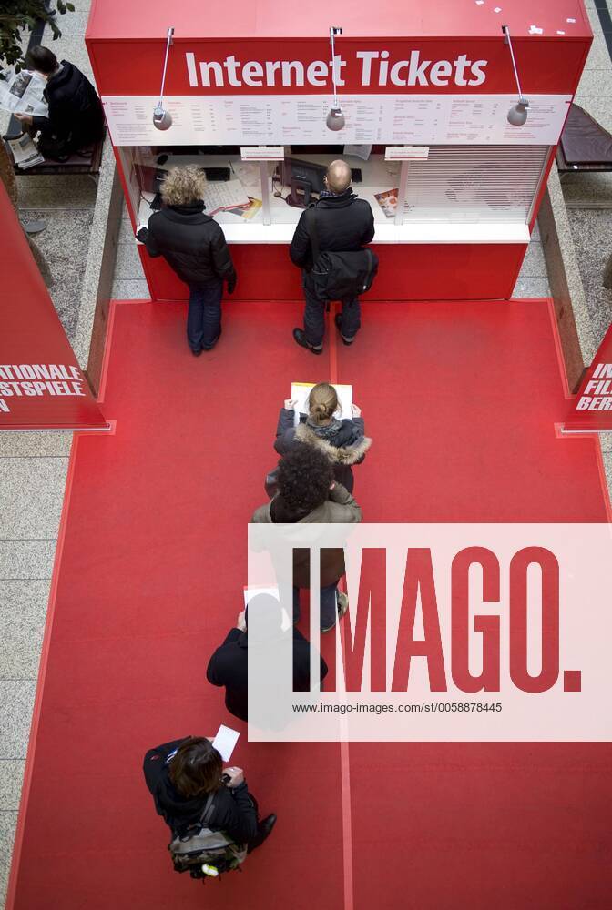 Berlinale DEU, Deutschland, Germany, Berlin, 14.02.2011 Vorverkauf von Karten bestellt als Internet Tickets fuer die Berlinale in den Arkaden am Potsdamer Platz. Internationale Filmfestspiele Berlin. Berliner Filmfestspiele, Tiergarten, International, Berliner, Filmfest, Filmfesttage, Filmfestspiel, Kino, Berliner Baer, Kinofilme, Kinofilm, Wettbewerb, Goldener Baer, rot, Glamour, Symbol, Symbolfoto, Symbolik, symbolisch, Kunst, Kultur, Baeren, Baer, Filmfestival, Kulturveranstaltung, Logo, Emblem, Festival, Filmkunst, Filmwirtschaft. Tickets, Karten, kaufen, Tickets, Kinokarten, Ticket, Ticket-Schalter, Schalter, Besucher, Schlange, Warten, Vorbestellung, 2011 People queue to buy internet tickets for the Berlin International Film Festival Berlinale. Ecomomy, Germany, Europe, cityscape, city, metropolis, town, travel, travels, voyage, Cinema, art, culture, event, movies, high society, Li