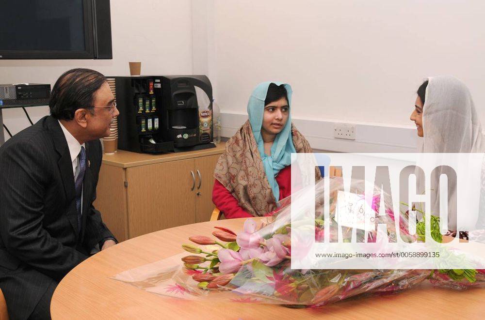 Berühmte Feministinnen, Malala Yousafzai ISLAMABAD PAKISTAN_ President Asif Ali Zardari and Ms. Aseefa Bhutto Zardari talking to Ms. Malala Yousafzai at Queen Elizabeth Hospital Birmingham, UK, on 08 December 2012. (Photo by PID Pakimages)
