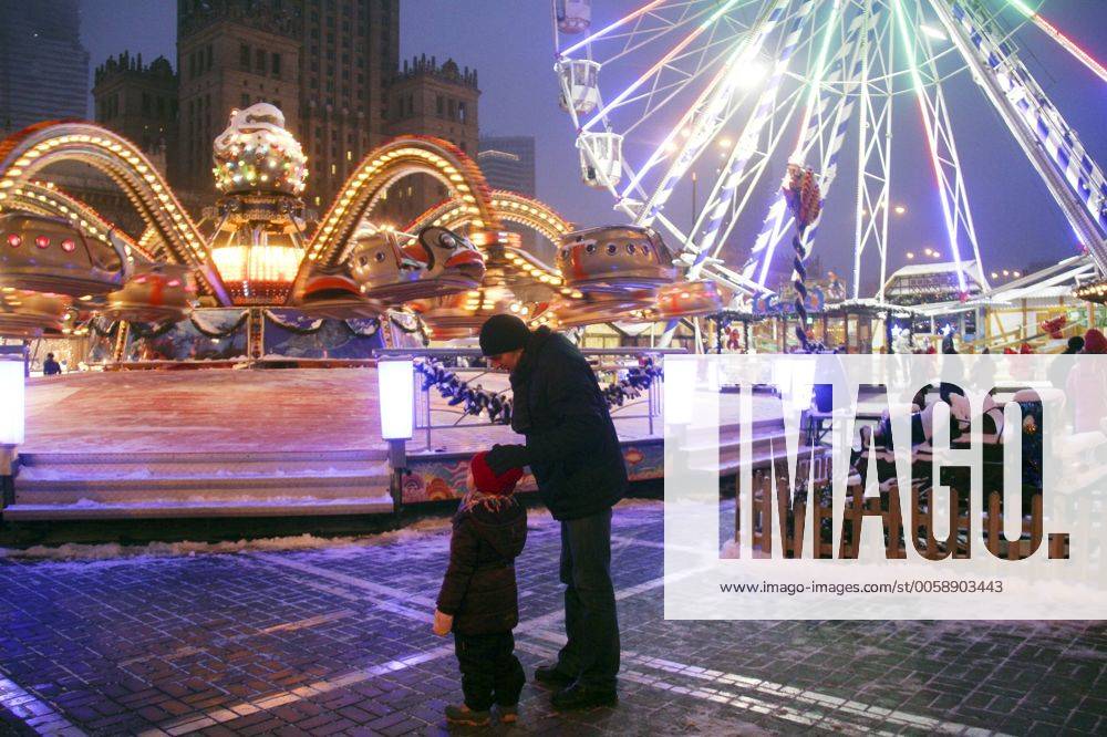 Fahrgeschäft auf einem Weihnachtsmarkt in Warschau, Polen mygr_081212