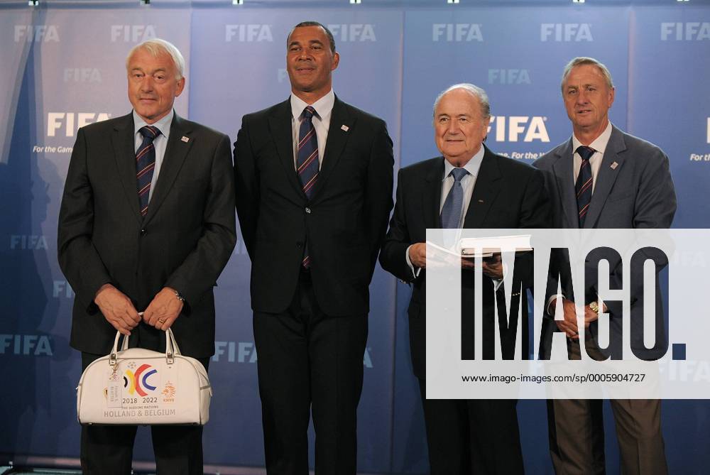 Fussball International, Bewerbung für die FIFA WM 2018 und die FIFA WM 2022 14.05.2010 Delegation Holland Belgien uebergibt ihre WM Bewerbung, v.li.: Botschafter des Bewerbungskomitees Paul van Himst (BEL), Praesident des Bewerbungskomitees Ruud Gullit (NED), FIFA Praesident Joseph S. Blatter (SUI) und Botschafter des Bewerbungskomitees Johan Cruyff (NED) Weltmeisterschaftsbewerbung o0 Funktionär Sepp