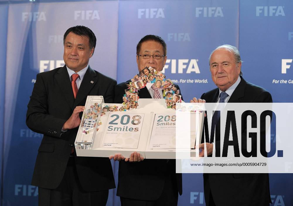 Fussball International, Bewerbung für die FIFA WM 2018 und die FIFA WM 2022 14.05.2010 Delegation Japan: FA Praesident Motoaki Inukai (Mitte) und Kohzo Tashima (FA Generalsekretaer) uebergeben FIFA Praesident Joseph S. Blatter (SUI, re) das Bewerbungsbuch. Weltmeisterschaftsbewerbung o0 Funktionär Sepp