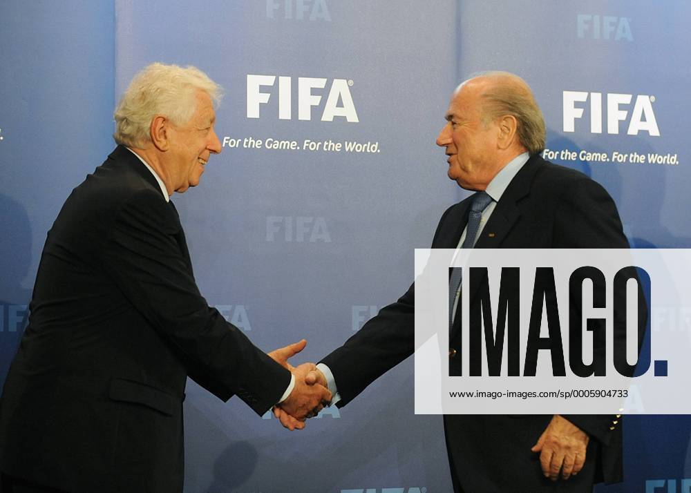 Fussball International, Bewerbung für die FIFA WM 2018 und die FIFA WM 2022 14.05.2010 Delegation Australien uebergibt ihre WM Bewerbung: FFA Chairman Frank Lowy (li) mit FIFA Praesident Joseph S. Blatter (SUI) Weltmeisterschaftsbewerbung o0 Funktionär Sepp
