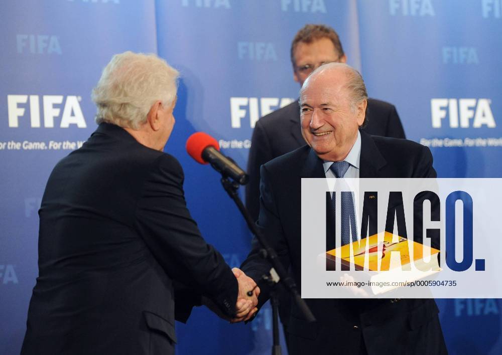 Fussball International, Bewerbung für die FIFA WM 2018 und die FIFA WM 2022 14.05.2010 Delegation Australien uebergibt ihre WM Bewerbung: FFA Chairman Frank Lowy (li) mit FIFA Praesident Joseph S. Blatter (SUI) Weltmeisterschaftsbewerbung o0 Funktionär Sepp