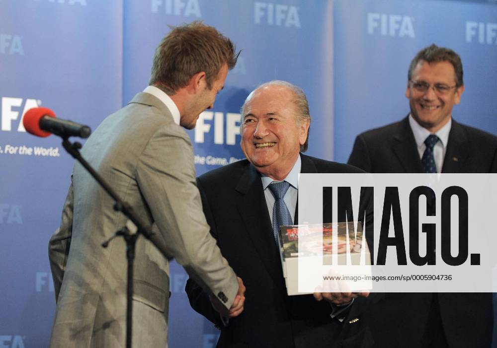 Fussball International, Bewerbung für die FIFA WM 2018 und die FIFA WM 2022 14.05.2010 Delegation England uebergibt ihre WM Bewerbung: David Beckham, Vizepräsident des englischen Bewerbungskomitees (li) mit FIFA Praesident Joseph S. Blatter (SUI, Mitte) Weltmeisterschaftsbewerbung o0 Funktionär Sepp